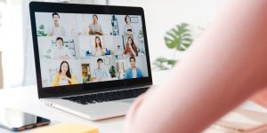Cómo organizar un webinar multilingüe con traducción simultánea online