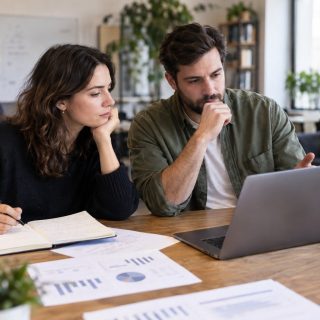 Fundadores de una startup revisan indicadores del equipo